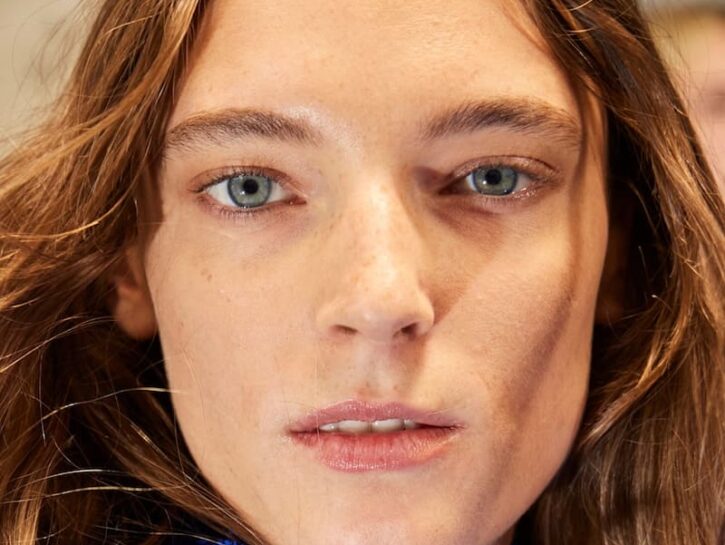 Pelle al naturale, ma con un tocco glam: il make-up senza fondotinta