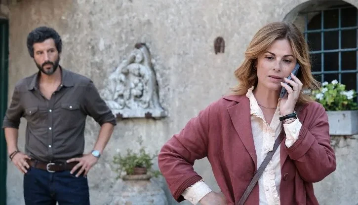 vanessa incontrada nel ruolo di erica, al telefono
