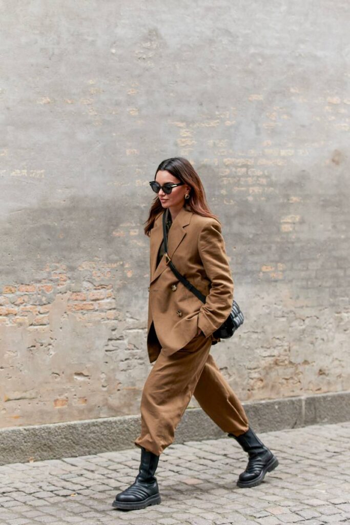 ragazza per le strade di Copenhagen in stile Scandi