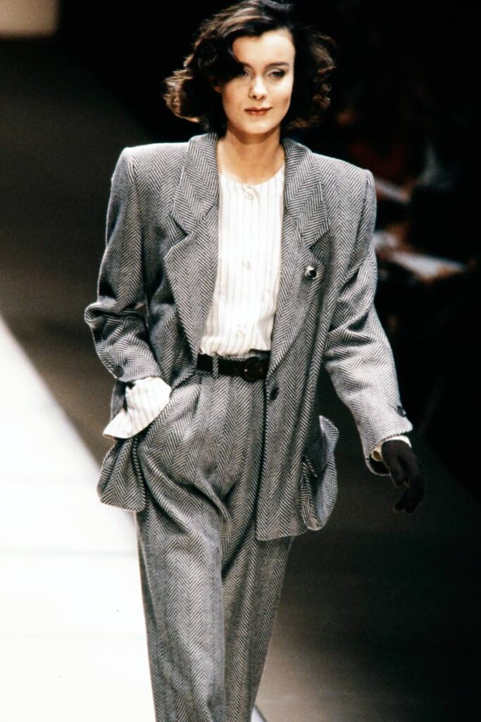 sfilata giorgio armani 1987 donna vestita con giacca over