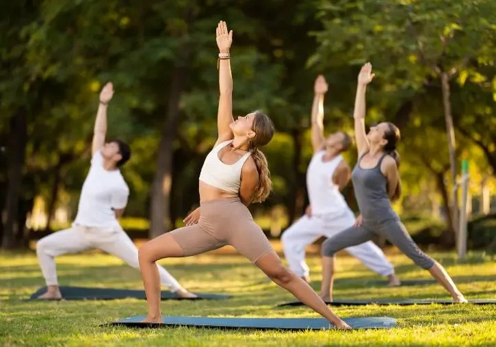 sessione di yoga all'aperto