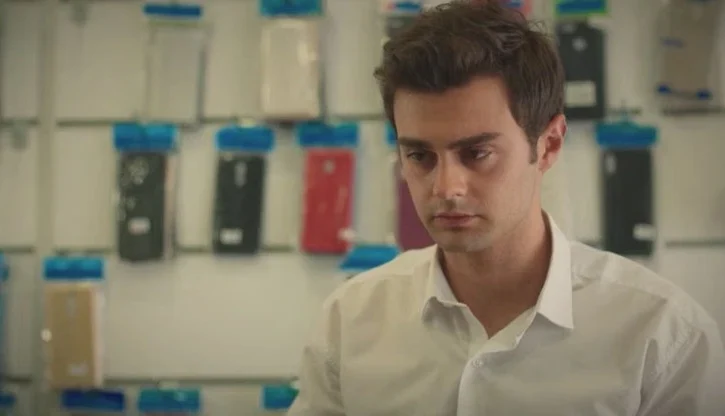 L'attore turco Bilal Yiğit Ko&ccedil;ak, noto principalmente per il ruolo di &Ouml;mer Eren nella serie televisiva Tutto per la mia famiglia