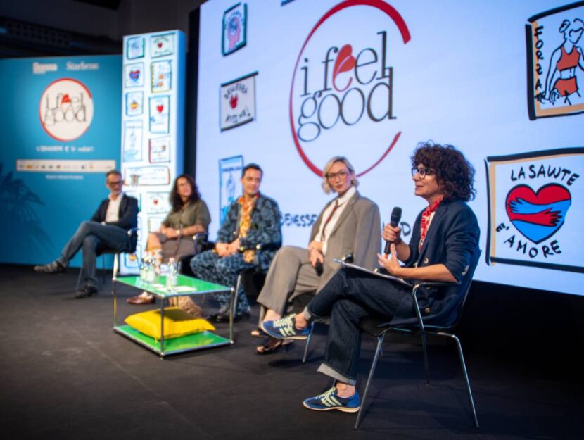 La vicedirettrice Moda e Digital di Donna Moderna, Paola Salvatore, durante il talk Il benessere va di moda con Rosellina Amoroso di Moak e lo stilista Alessandro Enriquez.