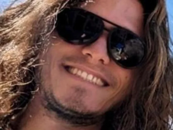 Un primo piano di Alex Marangon con occhiali da sole