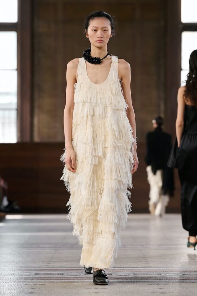 Modella con abito a frange in passerella da Carven