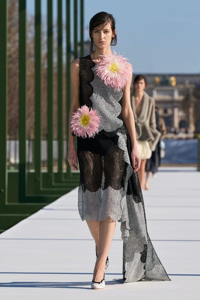 Modella coin abito con fiori in passerella da Dior