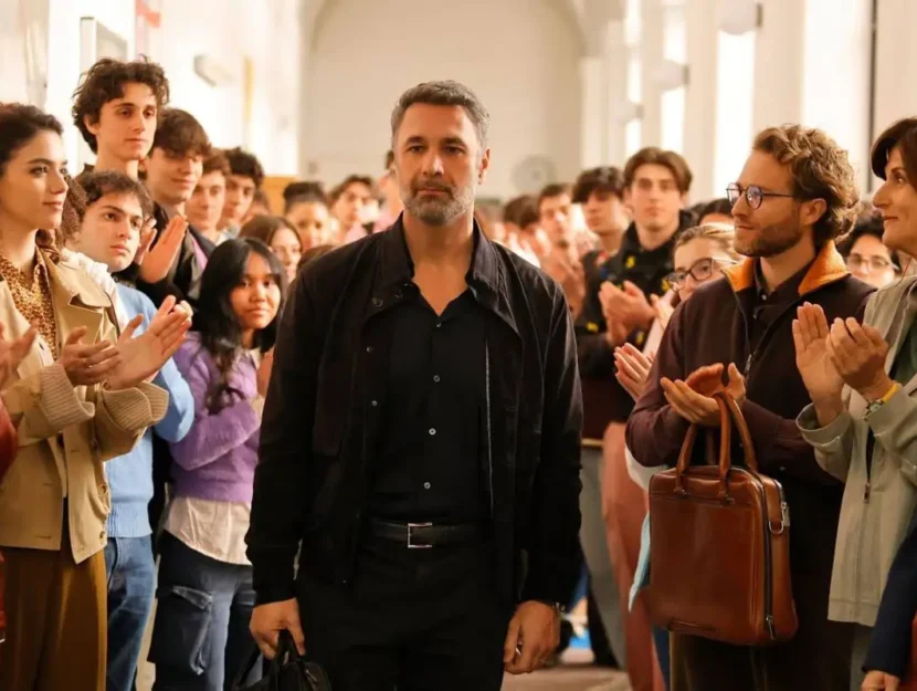 Raoul Bova in piedi al centro dell'immagine e un gruppo di ragazzi intorno a lui