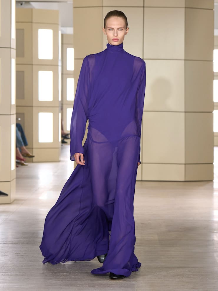 Modella con abito lungo viola