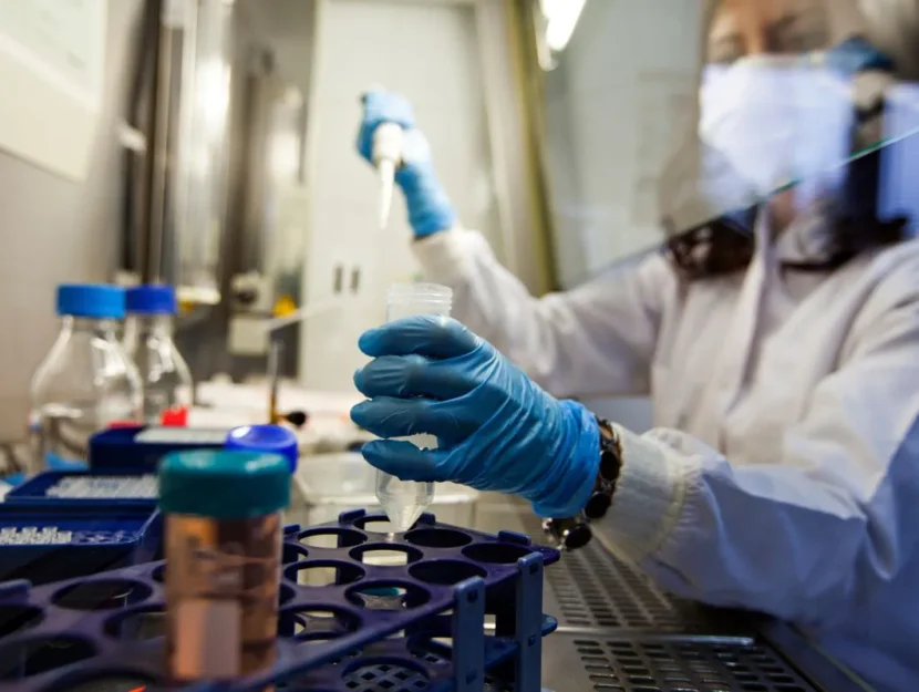 Ricercatore in laboratorio