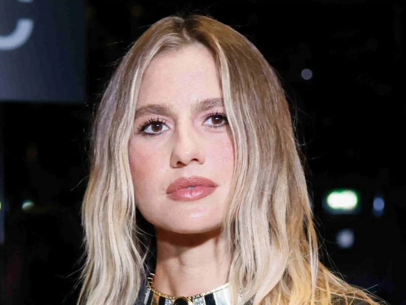 Cristina Marino in primo piano con i capelli sciolti