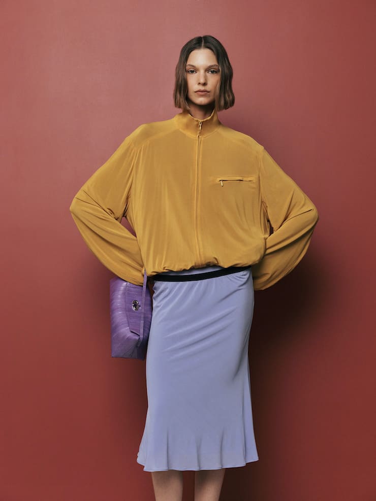 Modella con camicia senape e gonna viola