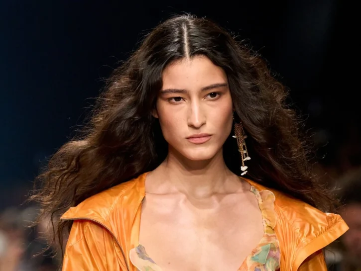 Smetti di piastrarti i capelli: la tendenza 2027 dalle sfilate è tutta un'altra storia