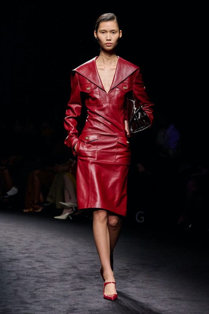 Modella con abito in pelle alla sfilata di Ferragamo