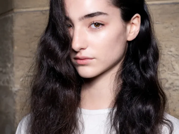Capelli che si gonfiano con l'umidità? I rimedi anti frizz che funzionano
