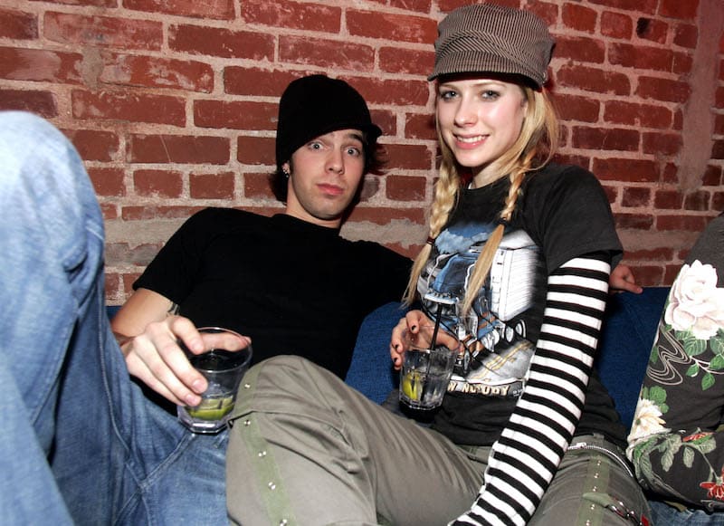 Avril Lavigne con le maglie sovrapposte