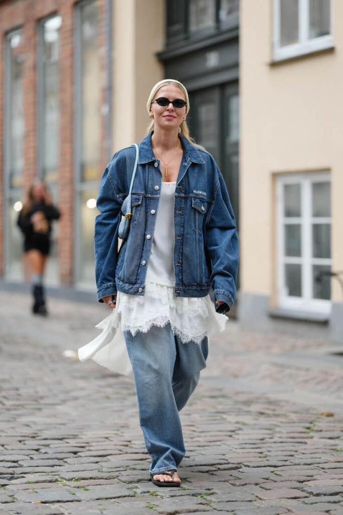 Ragazza con abito in pizzo e jeans