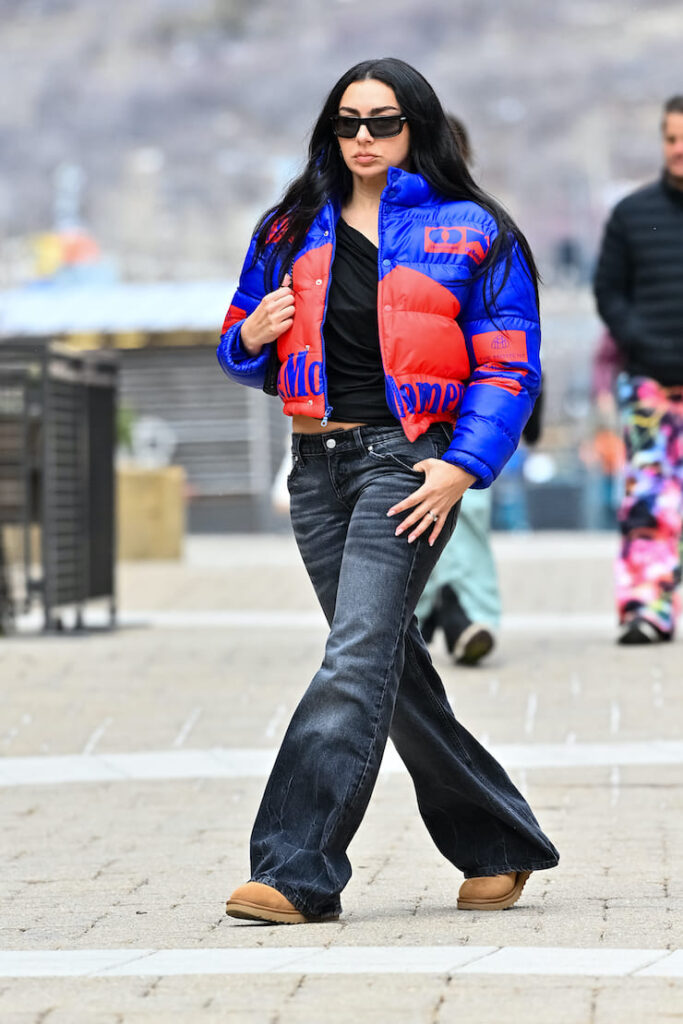 Charlie XCX con piumino e jeans