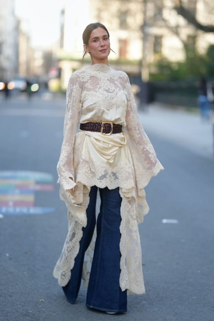Ragazza con blusa lunga e jeans
