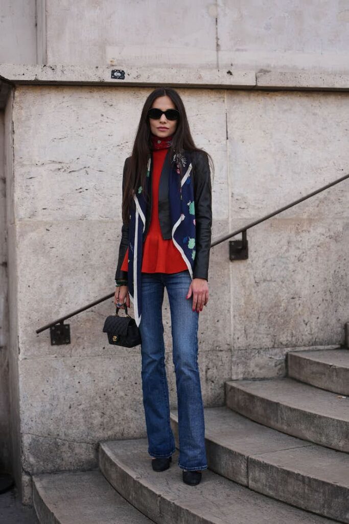 Ragazza con blusa peplum e jeans