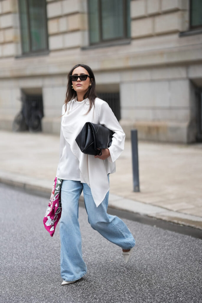 Ragazza con blusa bianca e jeans