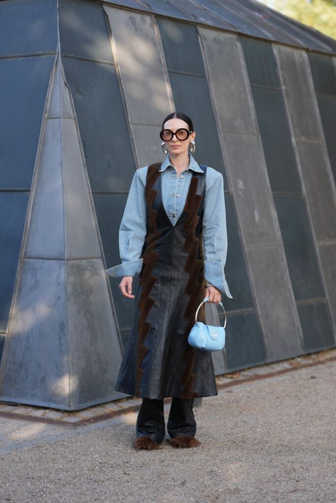 Ragazza con camicia jeans e abito in pelle