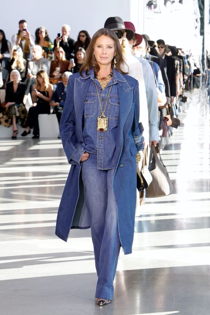 Christy Turlington sfila in passerella per Sabyasachy
