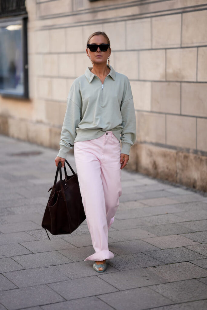 Ragazza con pantaloni rosa e quarter zip