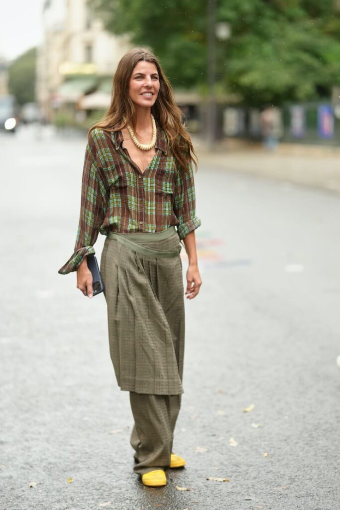 Ragazza co camicia a quadri, gonna e pantaloni
