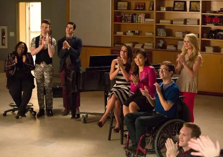 Mercedes (Amber Riley), Kurt (Chris Colfer), Blaine (Daren Criss), Rachel (Lea Michele), Tina (Jenna Ushkowitz), Artie (Kevin McHale) e Kitty (Becca Tobin) guardano Will e Sam esibirsi nello speciale episodio finale di due ore "2009/Dreams Come True" di GLEE