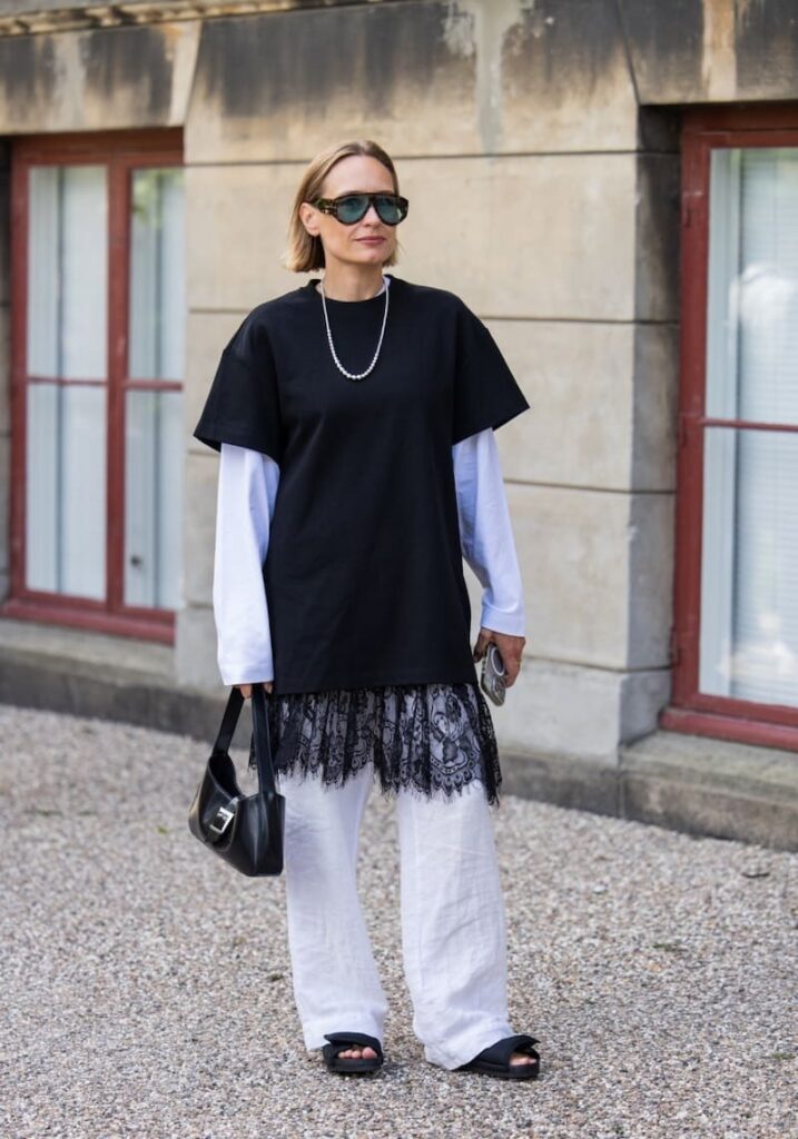 Signora con maglie sovrapposte