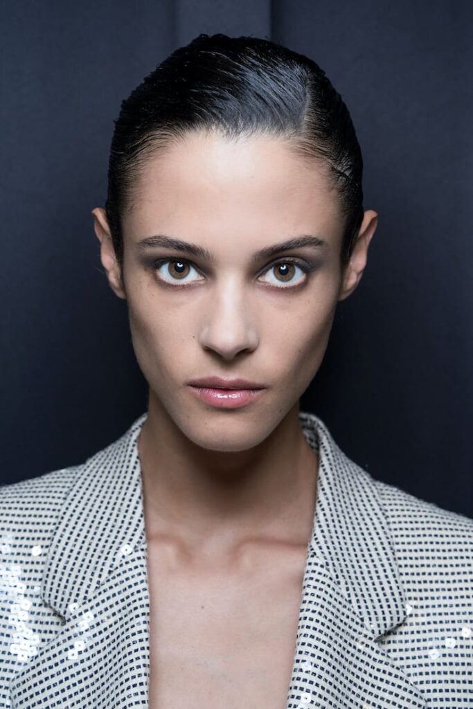 Modella con smokey eyes leggero da Giorgio Armani