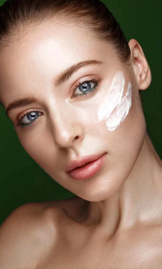 Dallo yogurt alla crema viso: perché gli ingredienti fermentati sono il nuovo must della skincare