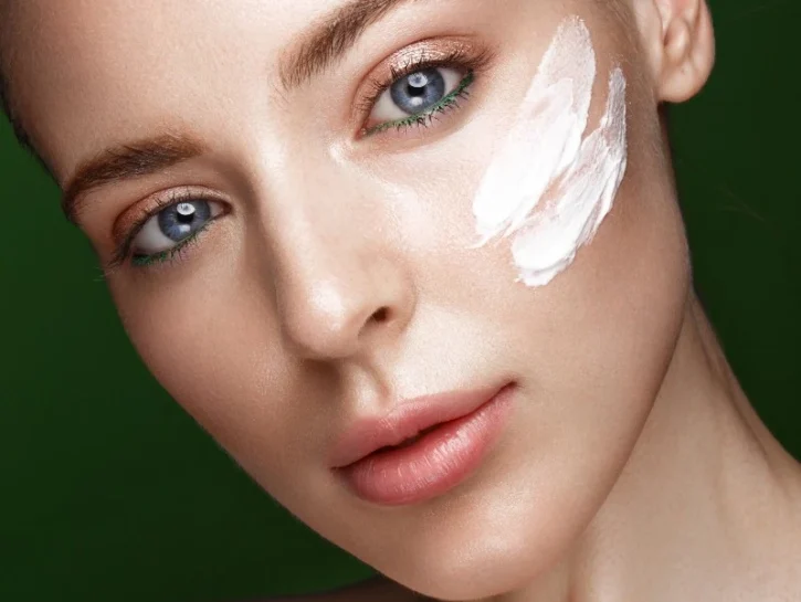 Dallo yogurt alla crema viso: perché gli ingredienti fermentati sono il nuovo must della skincare