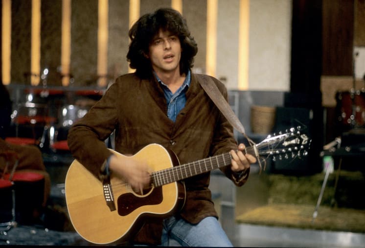 Un giovane Claudio Baglioni canta