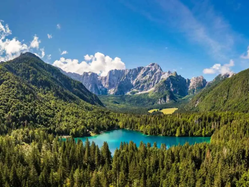 Una veduta panoramica di uno dei laghi di fusine in friuli