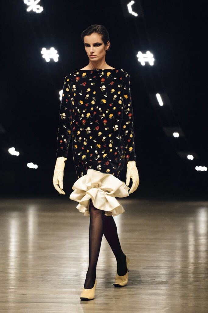 Modella con calze nere velate in passerella da Khaite