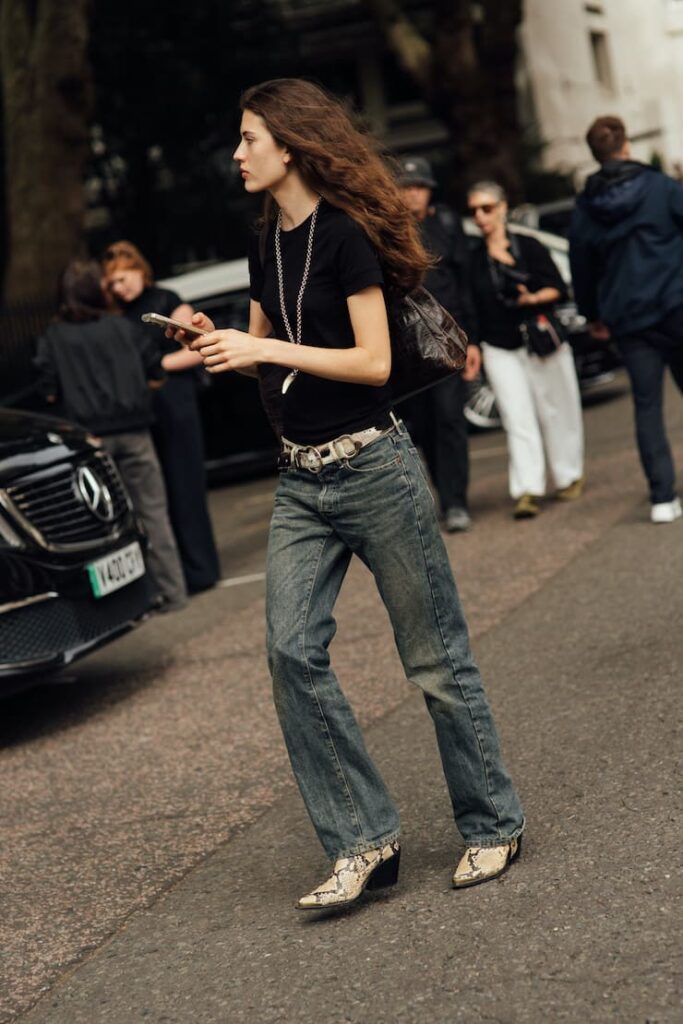 Ragazza con. jeans larghi e stivaletti