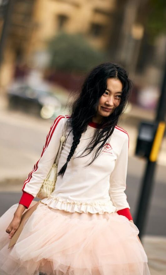 Messy girl: la tendenza che manda in pensione la clean girl (e come indossarla senza sembrare appena sveglie)