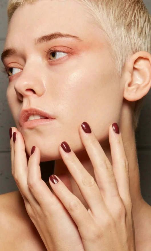 Addio estetista: con queste unghie hai una manicure da salone in meno di 20 minuti (anche se sei negata)