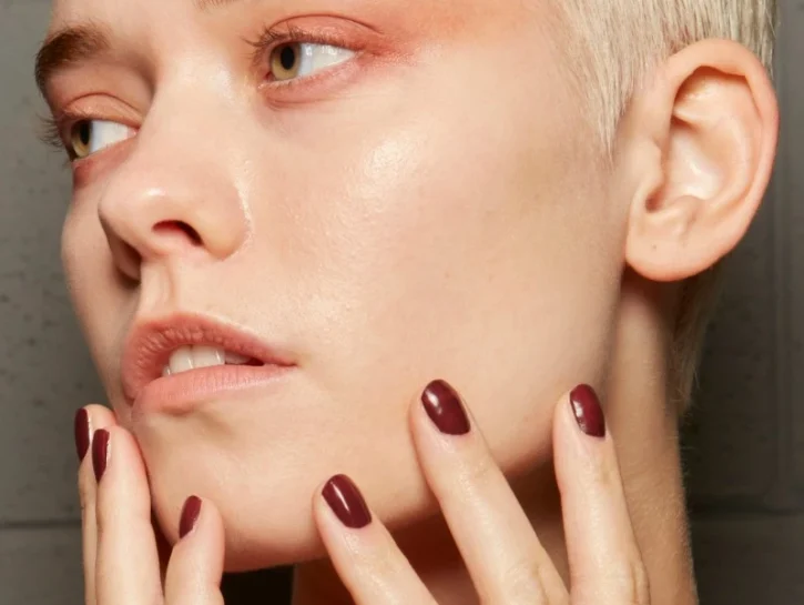 Addio estetista: con queste unghie hai una manicure da salone in meno di 20 minuti (anche se sei negata)