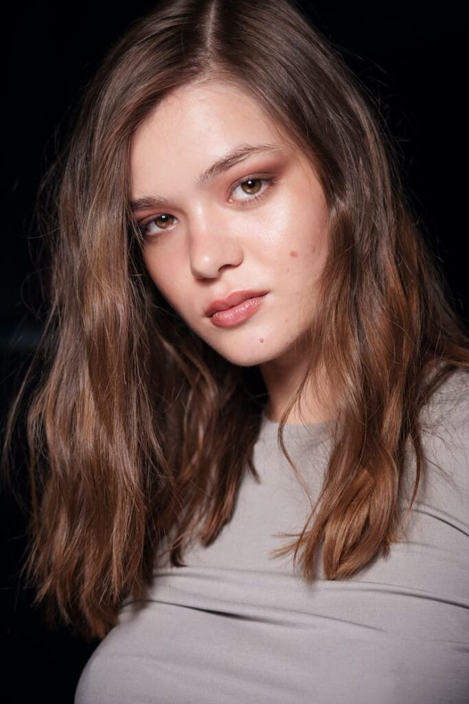 Modella con smokey sul marrone da Mark Fast