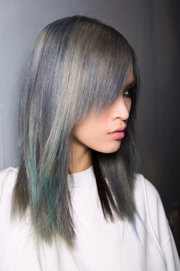 capelli grigi con punte colorate di verde e celeste