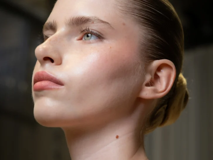 Microneedling a casa? I sieri che danno la scossa alla pelle