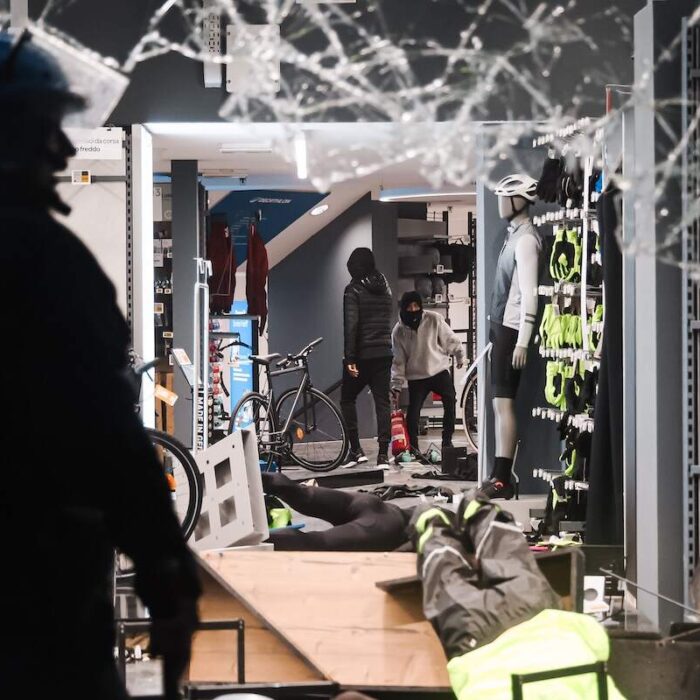 Violenze a Milano: nella mente dei ragazzi che spaccano tutto