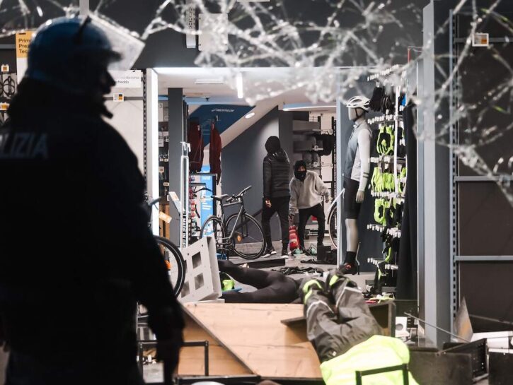 Violenze a Milano: nella mente dei ragazzi che spaccano tutto