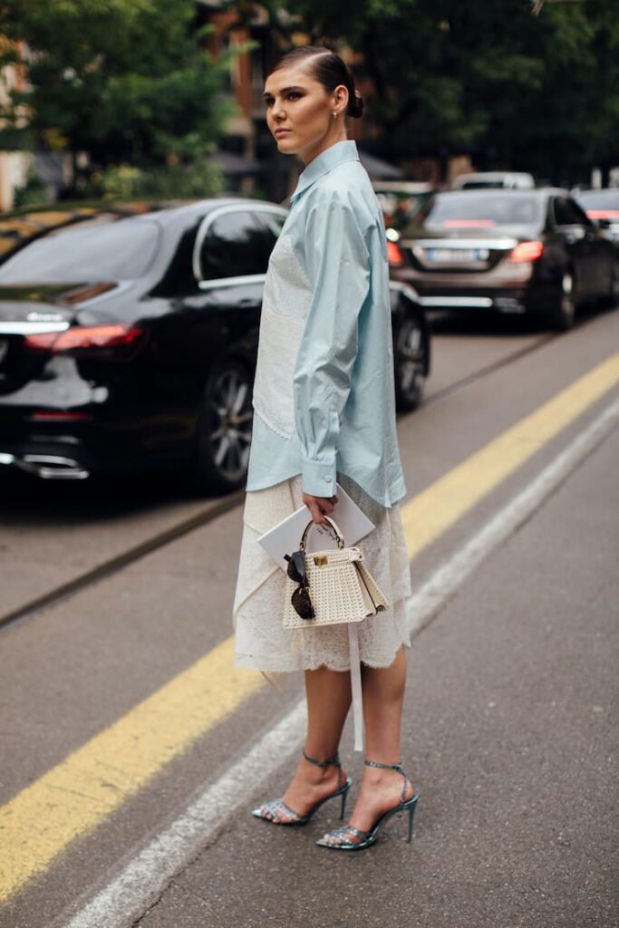 Ragazza con camicia e slipdress