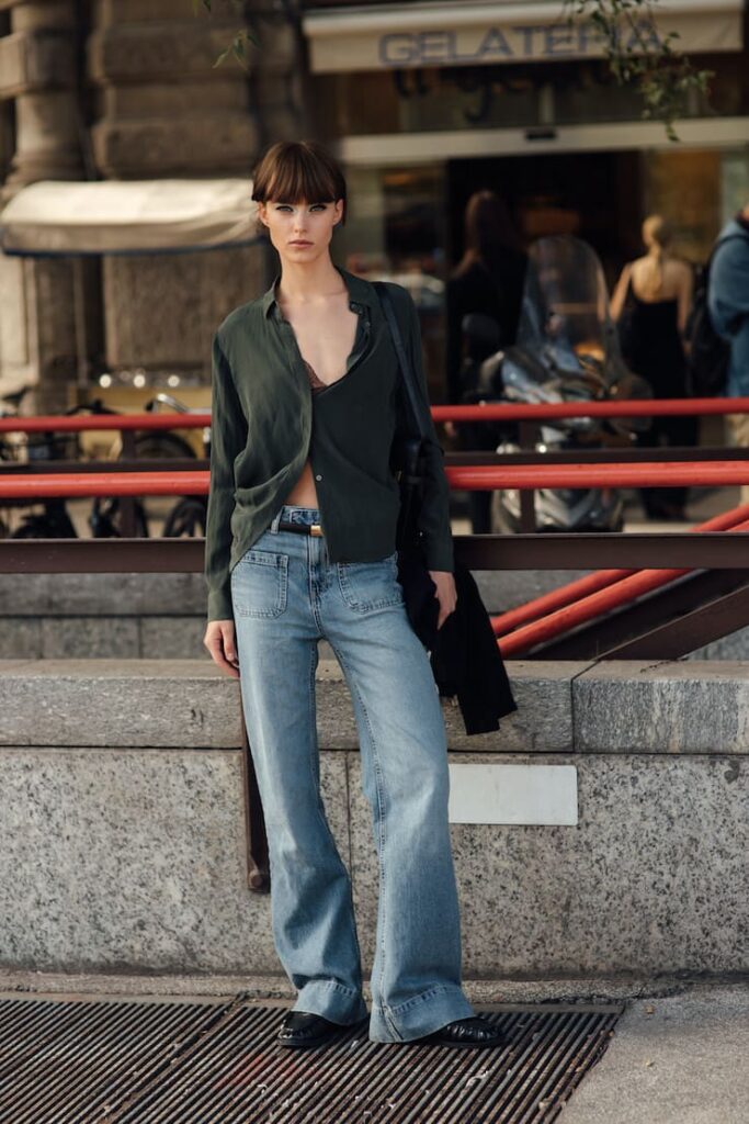 Ragazza con jeans larghi e mocassini