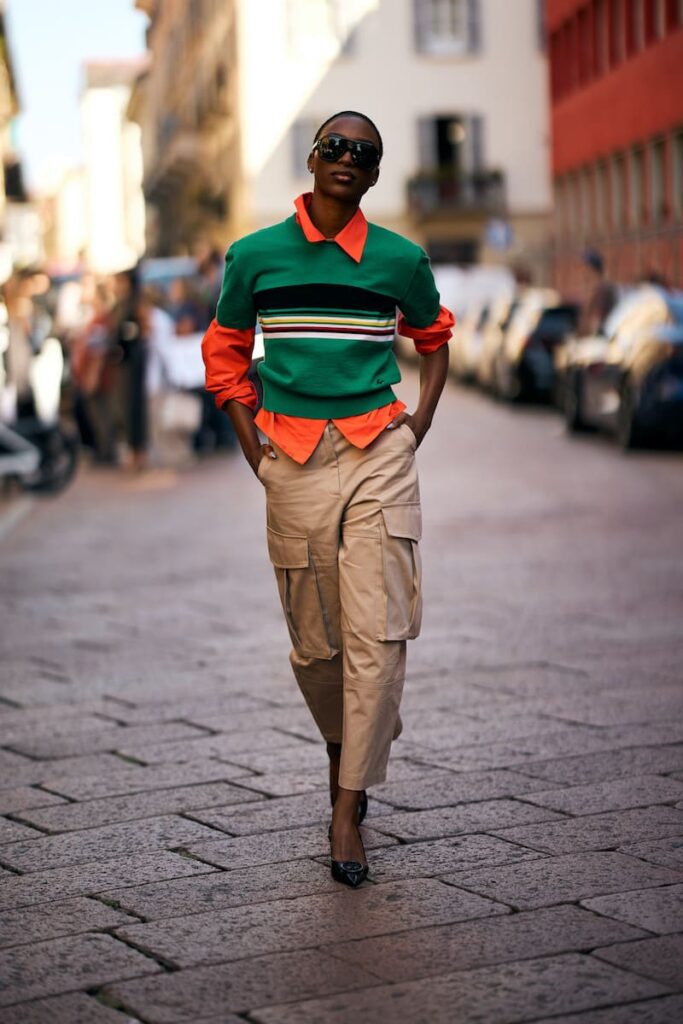Ragazza con polo e camicia sovrapposte