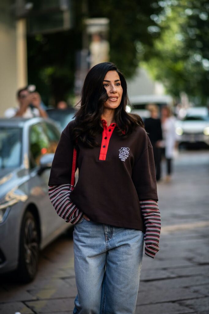 Ragazza che indossa le maglie in layering