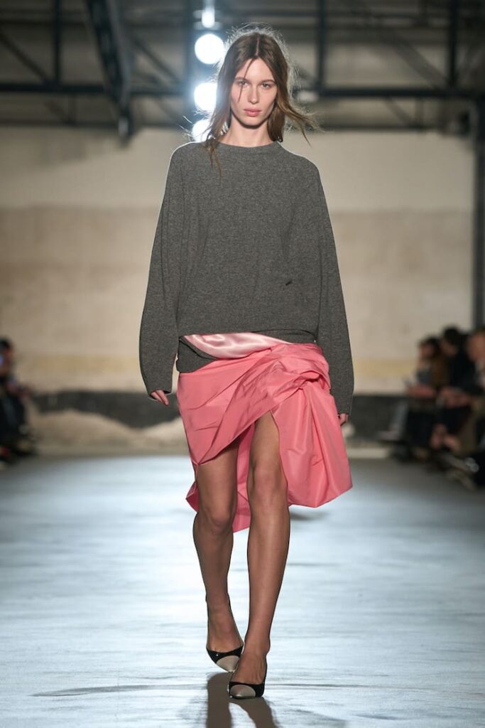 Modella con look messy in sfilata da N.21